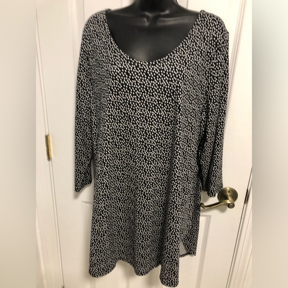 Lane Bryant high/low tunic. 2X (18-20) 3/4 sleeves. Rounded bottom. - Picture 2 of 9
